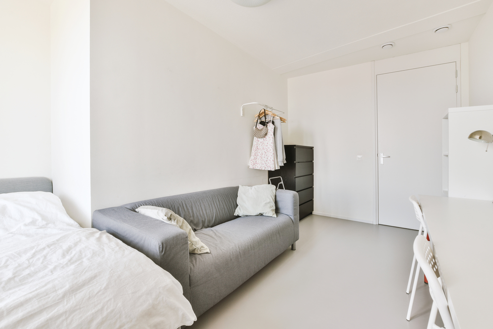 Un sofá en el dormitorio puede ser la clave para un espacio más cómodo y versátil. Descubre cómo incluir esta pieza sin perder estilo ni funcionalidad.